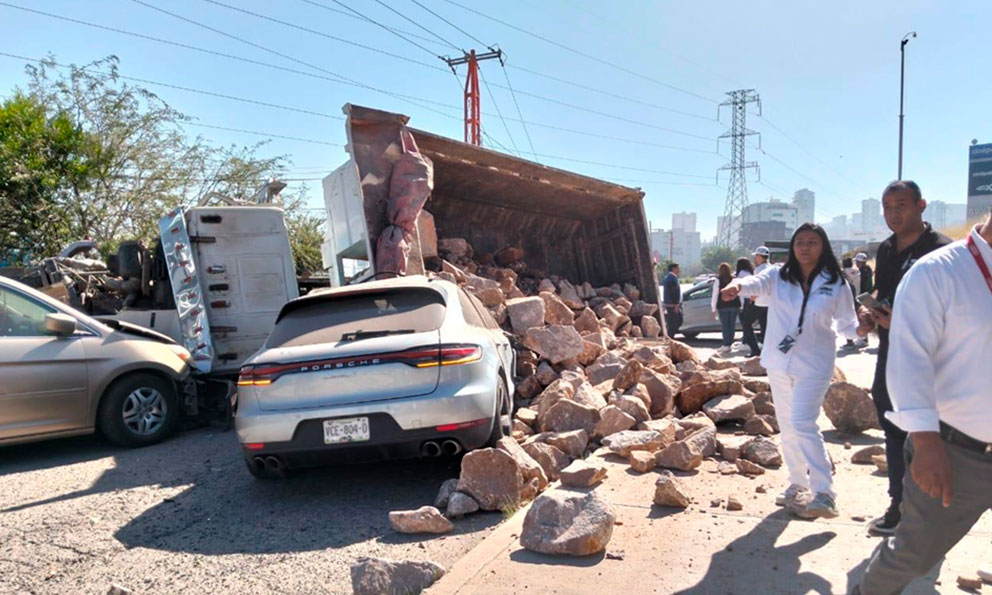 Camión de carga se queda sin frenos frente a Plaza San Luis